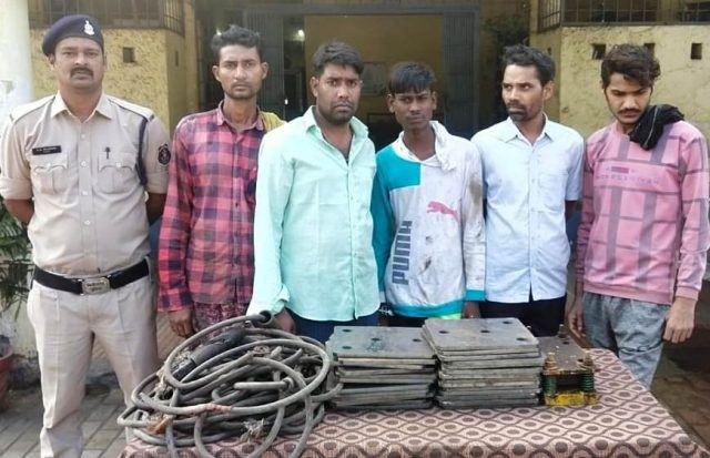 फैक्ट्री में चोरी करते रंगे हाथों पकड़ाए 5 चोर