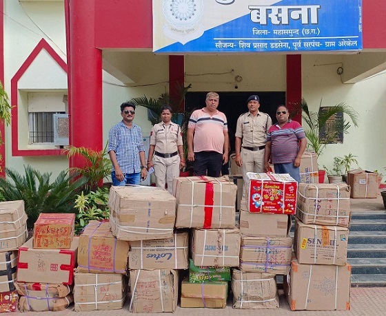 44 कार्टुन अवैध पटाखा रखने वाले व्यापारियों पर महासमुंद पुलिस की बड़ी कार्यवाही