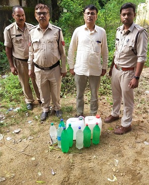 अवैध शराब के विरुद्ध लगातार कार्रवाई जारी, 43 लीटर का महुआ शराब जब्त