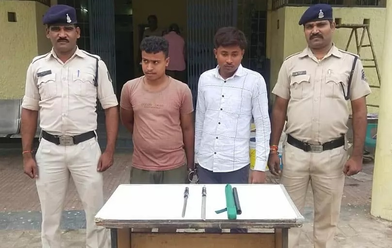 धारदार चाकू के साथ दो बदमाश गिरफ्तार...