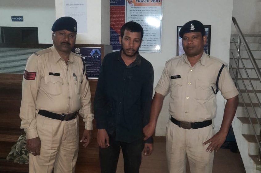 चाक़ू से कर रहा था एटीएम तोड़ने की कोशिश, पुलिस ने रंगे हाथों दबोचा...