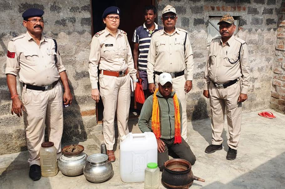 90 लीटर हाथ भट्टी महुआ शराब जप्त