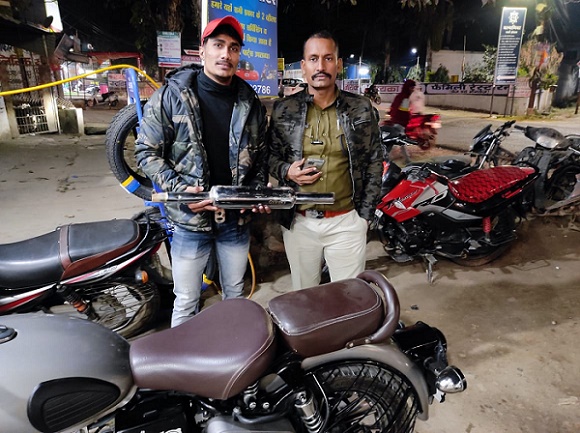 वाहन चालकों और शराबियों पर चला पुलिस का डंडा...