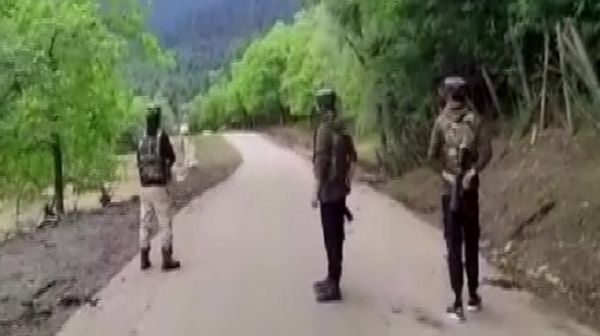 कश्मीर में मुठभेड़ में तीन आतंकवादी मारे गए