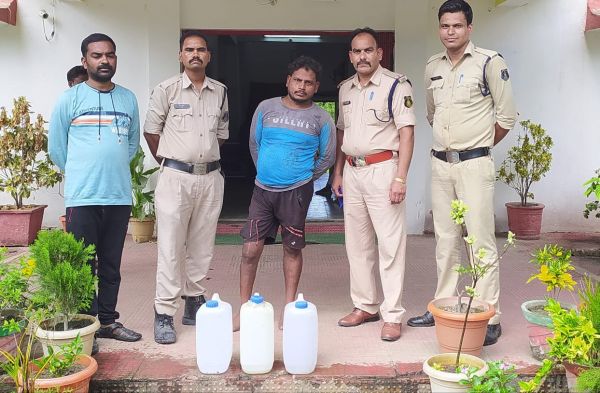 30 लीटर महुआ शराब जब्त, विक्रेता गिरफ्तार…