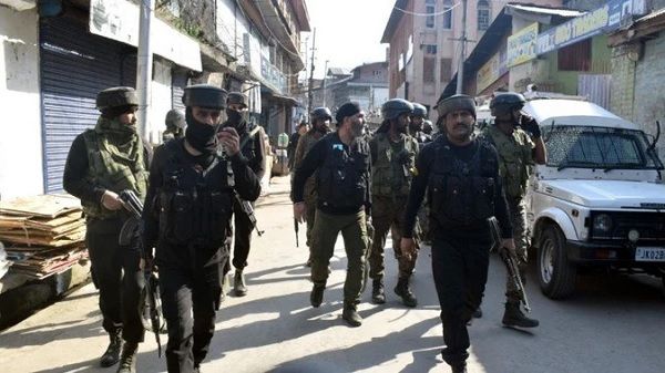 शोपियां में कश्मीरी पंडित की आतंकियों ने की गोली मारकर हत्या, एक अन्य घायल