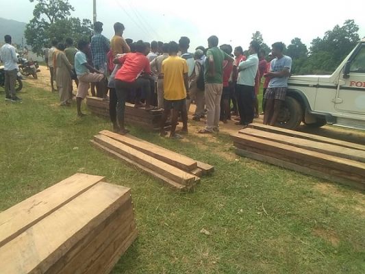 39 नग साल चिरान के साथ अंतर्राज्यीय लकड़ी तस्कर गिरफ्तार