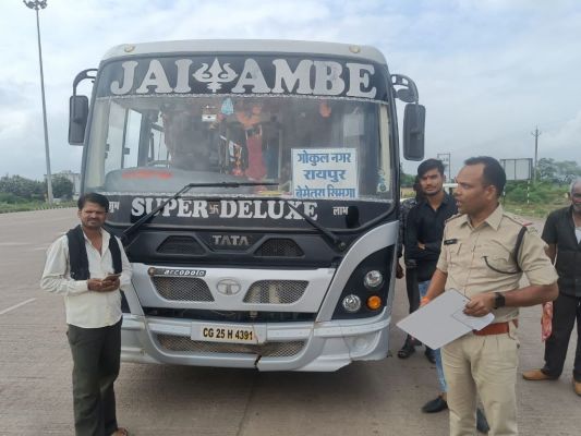 भारी लापरवाही : परमिट नियम का उल्लंघन कर चल रही थी बसें, 1.70 लाख का ठोंका जुर्माना...