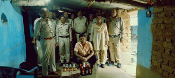 आबकारी विभाग ने बागबहार में विदेशी मदिरा किया जब्त