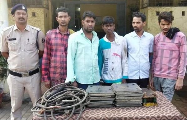 फैक्ट्री में चोरी करते रंगे हाथों पकड़ाए 5 चोर