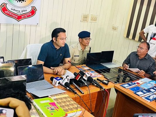 ऑनलाईन सट्टा खेलते 12 आरोपियों को पुलिस ने किया गिरफ्तार