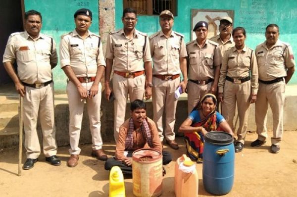 जिले के कई ग्रामों में छापा मारकर अवैध शराब जप्त किया