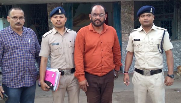 हॉस्पिटल के डायरेक्टर को धमकाकर लाखों की फिरौती मांगने वाला फर्जी अधिकारी गिरफ्तार