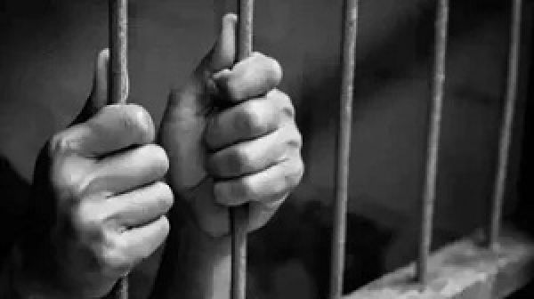 दुष्कर्म का आरोपी जेल प्रहरी को चकमा देकर कैदी हुआ फरार