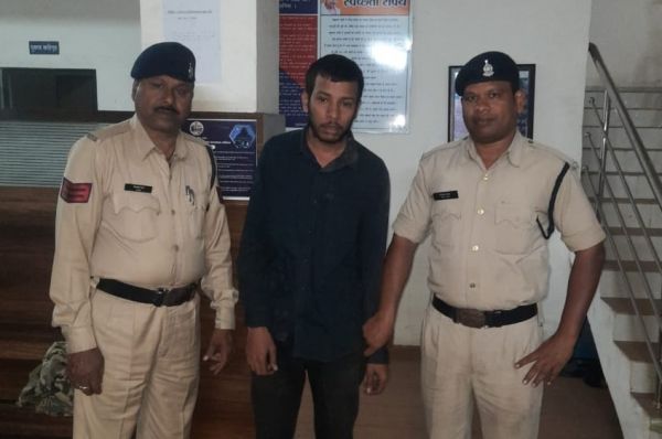 चाक़ू से कर रहा था एटीएम तोड़ने की कोशिश, पुलिस ने रंगे हाथों दबोचा...