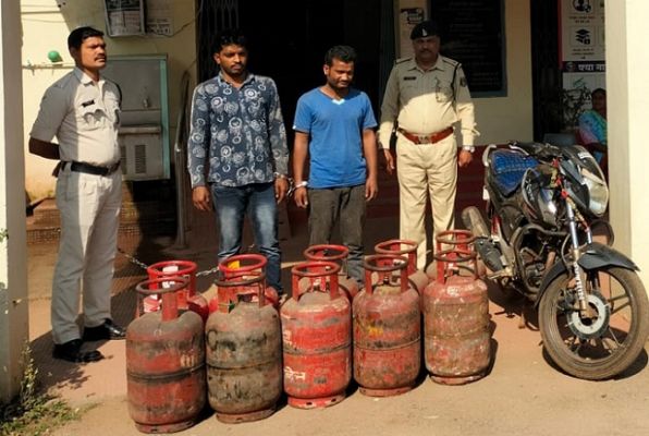 कर रहे थे अवैध गैस रिफिलिंग का काम, पुलिस ने 2 को पकड़ा...