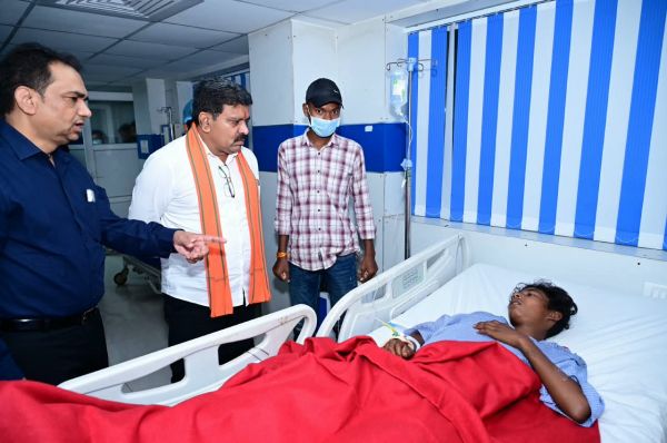 उप मुख्यमंत्री श्री विजय शर्मा ने अस्पताल पहुंचकर जाना सड़क हादसे में घायलों का हाल