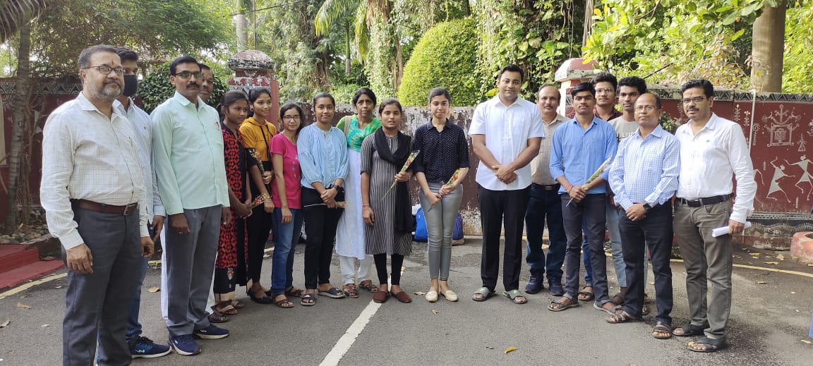 युवोदय एकेडमी में कोचिंग लेकर सफल हुए विद्याथिर्यों ने कलेक्टर से की मुलाकात