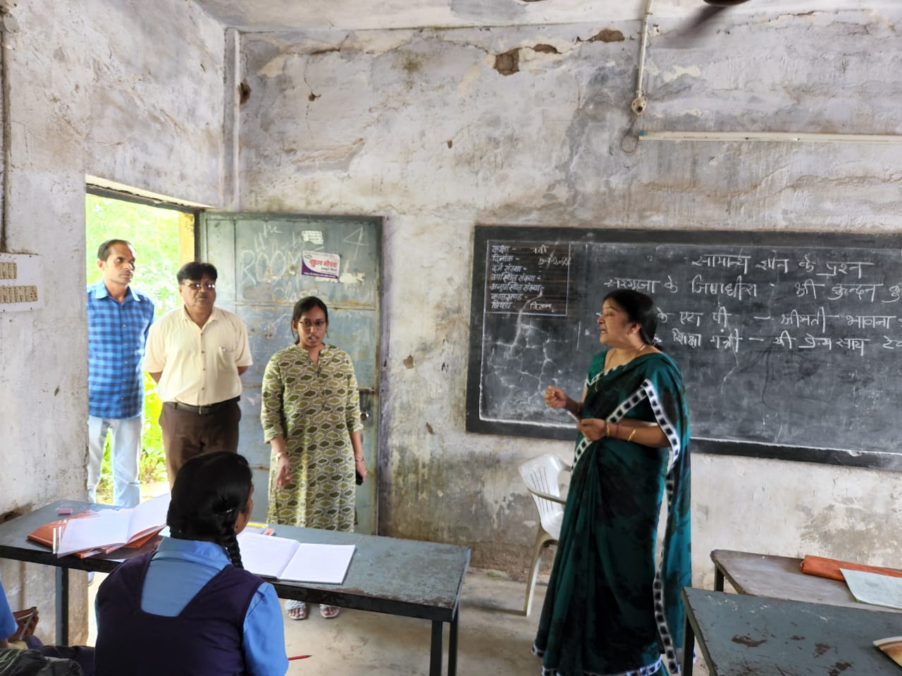 स्कूलों व आंगनबाड़ी केंद्रों की व्यवस्था सुधारने कलेक्टर ने सौंपा अधिकारियों को जिम्मेदारी