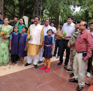 प्रभारी मंत्री भगत ने किया कन्या आश्रम का निरीक्षण