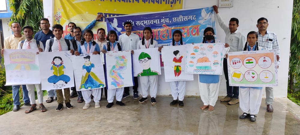 बाल महोत्सव में बच्चों ने रंगोली, पेंटिंग के माध्यम से मौलिक अधिकार और कर्तव्य प्रस्तुत किया