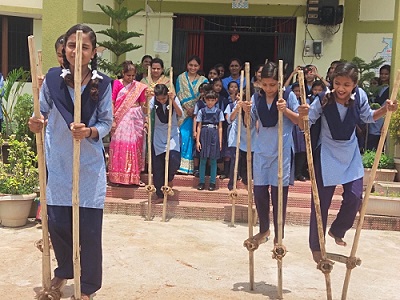 हरेली तिहार पर मूक बधिर छात्राओं ने लगाई गेड़ी दौड़