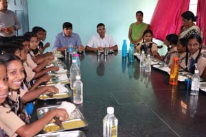 कस्तूरबा गांधी बालिका आवासीय विद्यालय में कलेक्टर ने व्यवस्थाओं का लिया जायजा