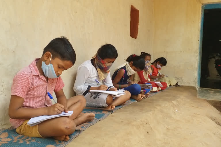 94 फीसदी बच्चे फिर लौटे स्कूल, मेंटर्स करा रहे वापसी