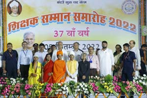 शिक्षक दिवस में महापुरुषों की वेशभूषा धारण कर बच्चों ने लोगों का किया ध्यान आकर्षित