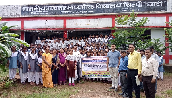 जिला प्रशासन की टीम ने बच्चों को बताया बाल अधिकार संरक्षण