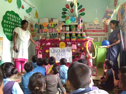 खिलौनों के माध्यम से बच्चों को शिक्षा देने व चीजें सिखाने का किया गया कार्य