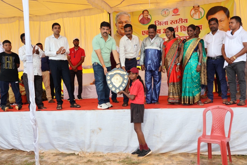 विधायक ने एकलव्य विद्यालयों के विजेता खिलाड़ियों को पुरूस्कार वितरण कर किया प्रोत्साहित