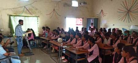 यूनिसेफ से प्राप्त सामग्री का उपयोग कर, कम उम्र में हो रही शादी को रोकने की दी गई जानकारी