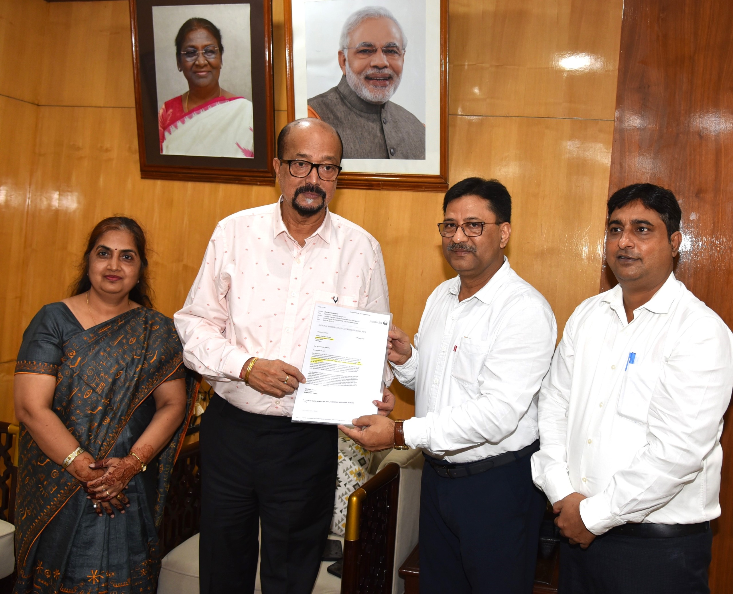 राज्यपाल श्री डेका ने रविशंकर विश्वविद्यालय को नैक ए प्लस ग्रेड मिलने पर शुभकामनाएं दी 