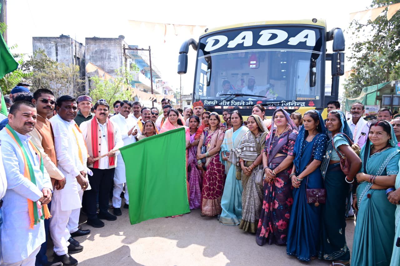 उपमुख्यमंत्री श्री विजय शर्मा ने शैक्षणिक भ्रमण के लिए बस को दिखाई हरी झंडी