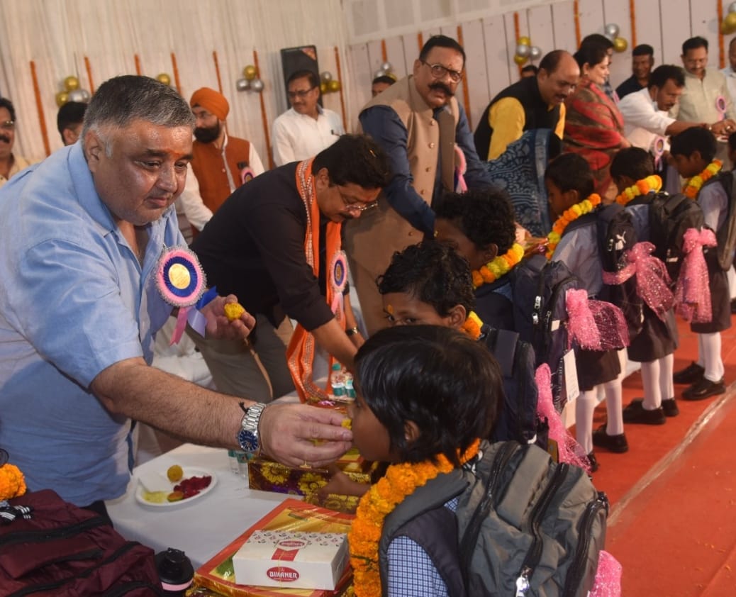 शिक्षा ही सफलता का मूल मंत्र है, कोई भी बच्चा शिक्षा से वंचित न रहे &mdash; पर्यटन मंत्री श्री राजेश अग्रवाल