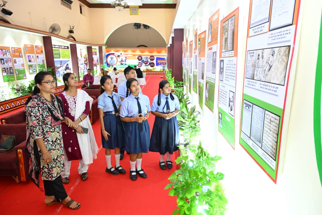 विद्यार्थियों ने देखी स्वतंत्रता संग्राम सेनानियों और &lsquo;वंदे मातरम्&rsquo; पर आधारित छायाचित्र प्रदर्शनी