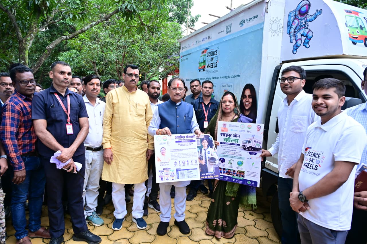 मुख्यमंत्री ने &lsquo;साइंस ऑन व्हील्स&rsquo; को दिखाई हरी झंडी, अब स्कूलों तक पहुंचेगी प्रयोगों की चलती-फिरती विज्ञानशाला