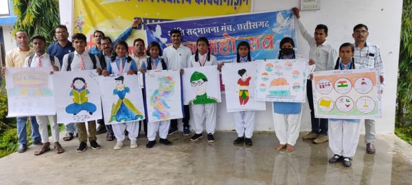 बाल महोत्सव में बच्चों ने रंगोली, पेंटिंग के माध्यम से मौलिक अधिकार और कर्तव्य प्रस्तुत किया