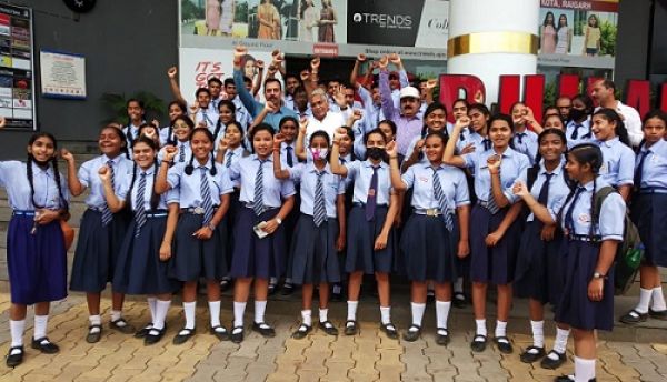 रिचर्ड एटनबरो की निर्देशित गांधी फिल्म से प्रेरणा लेते दिखे विद्यार्थी