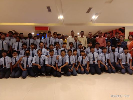 शासकीय-निजी विद्यालयों के विद्यार्थियों ने देखी फिल्म गांधी