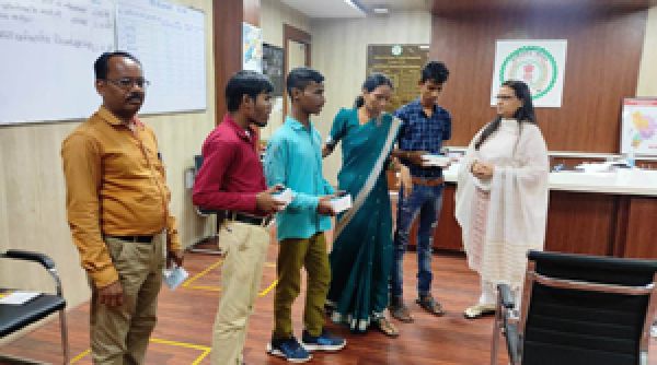 कलेक्टर ने कॉलेज में अध्ययनरत दृष्टिबाधित छात्रों को स्मार्टफोन किया प्रदाय