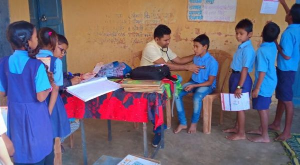 'चिरायु' योजना के माध्यम से स्कूलों-आंगनबाड़ियों में बच्चों की निःशुल्क स्वास्थ्य जांच व उपचार