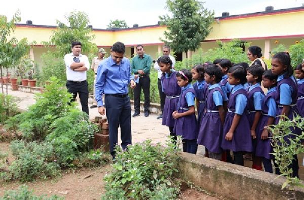 कलेक्टर ने कराया हिंदी का प्रैक्टिकल, गार्डन में छात्राओं ने जाना भुइंया के हरिया जाने का राज