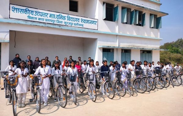 हायर सेकेंडरी श्यामनगर में बालिकाओं को वितरित की गई साइकिल