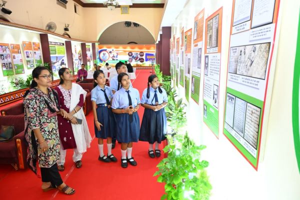 विद्यार्थियों ने देखी स्वतंत्रता संग्राम सेनानियों और &lsquo;वंदे मातरम्&rsquo; पर आधारित छायाचित्र प्रदर्शनी