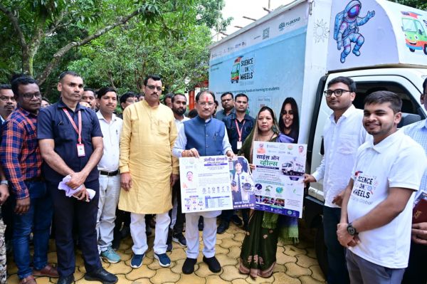 मुख्यमंत्री ने &lsquo;साइंस ऑन व्हील्स&rsquo; को दिखाई हरी झंडी, अब स्कूलों तक पहुंचेगी प्रयोगों की चलती-फिरती विज्ञानशाला