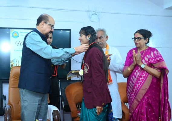 वर्तमान पर फोकस करें, निरंतर सीखते रहें और समाज के लिए योगदान दें-श्री डेका