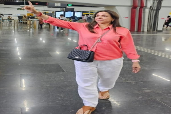 हेमा मालिनी ने मुंबई में मेट्रो व ऑटोरिक्शा से किया सफर