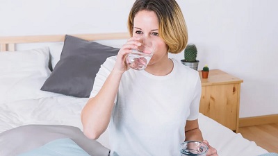 सुबह ठंडा या गर्म कैसा पानी पीना चाहिए?